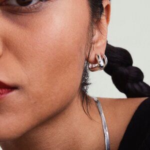 ISO Mejuri patra medium hoops